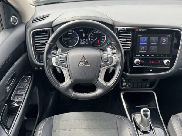 Mitsubishi Outlander 4WD PHEV Bus. Ed. / CARPLAY / ATTELAGE / CAMERA