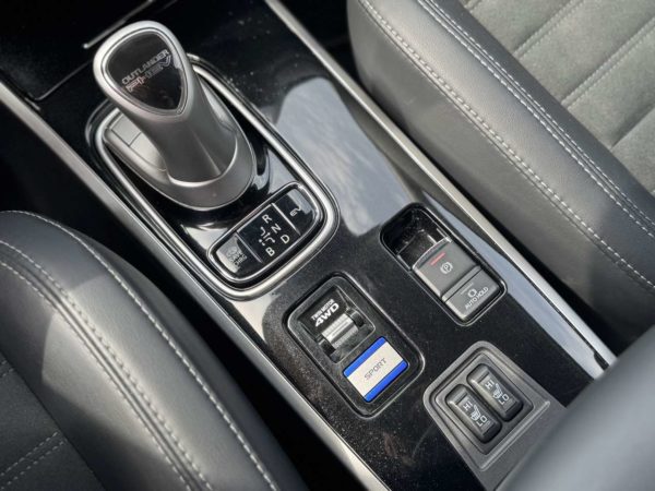 Mitsubishi Outlander 4WD PHEV Bus. Ed. / CARPLAY / ATTELAGE / CAMERA