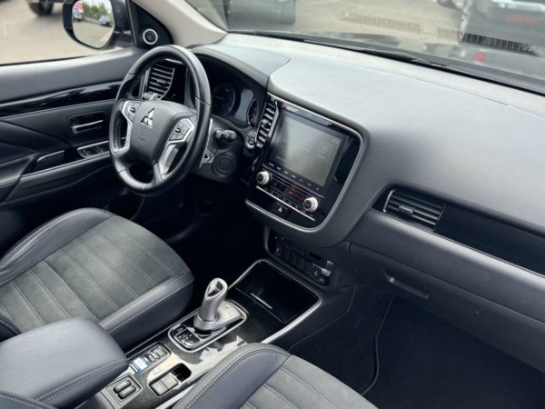 Mitsubishi Outlander 4WD PHEV Bus. Ed. / CARPLAY / ATTELAGE / CAMERA