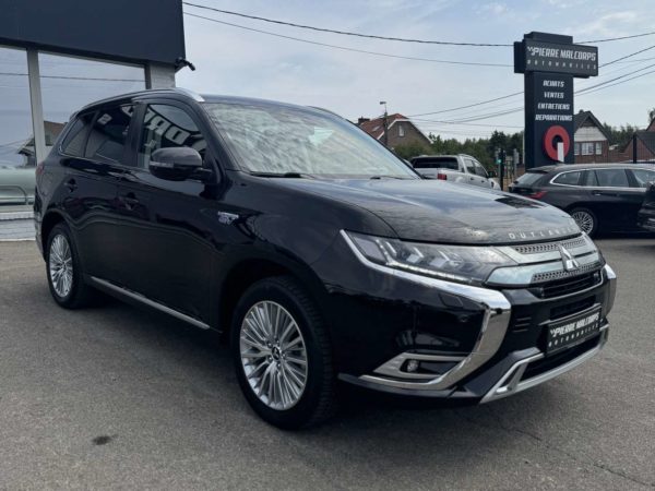 Mitsubishi Outlander 4WD PHEV Bus. Ed. / CARPLAY / ATTELAGE / CAMERA